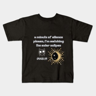 looking at the solar eclipse 2024 08/04/2024 Kids T-Shirt